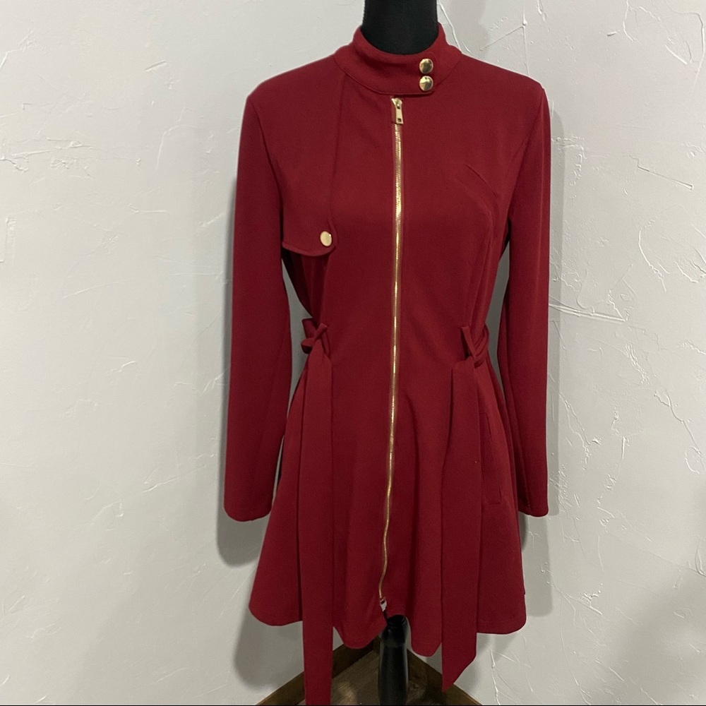 trench style belted Front-zip jacket in wine/burgundy